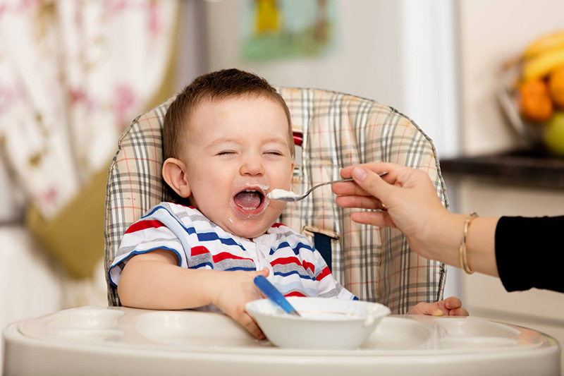 Bé 6 tháng tuổi bắt đầu được ăn dặm