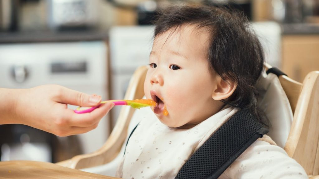 Bé 6 tháng tuổi bắt đầu ăn được cháo lươn