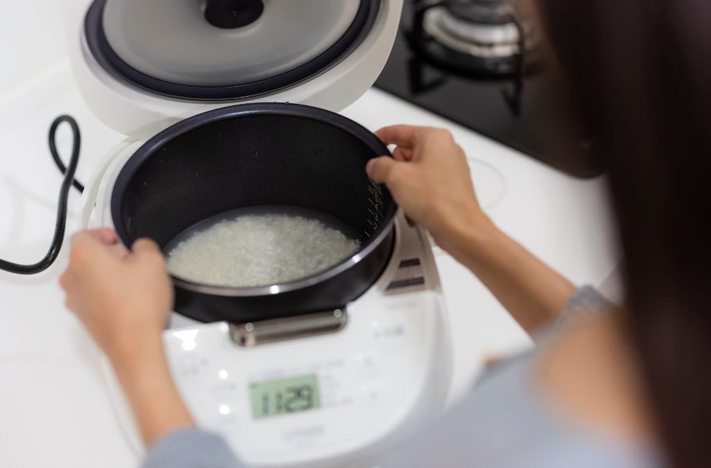 cach-nau-com-bang-noi-com-dien-bg