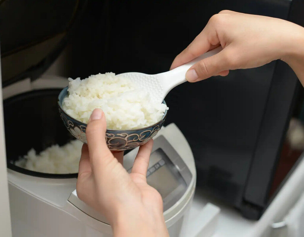 Cách Nấu Cơm Gạo ST25 Đắk Lắk Ngon, Dẻo – Tỉ Lệ Nước Chuẩn Từ Deli Rice 2 huong-dan-nau-com-ngon-bang-gao-st25-daklak